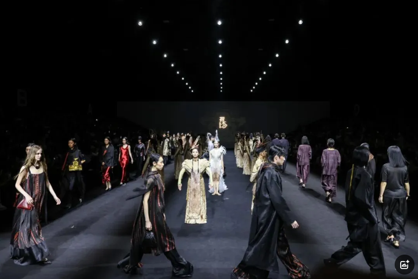 跨界出圈！舞集《良渚》点亮2025春夏上海时装周